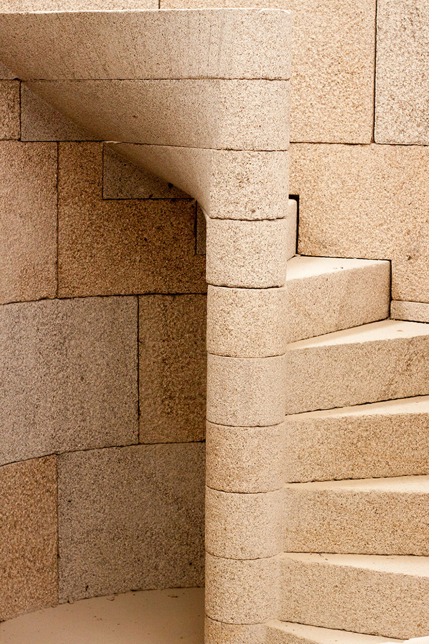 Fotografía de una escalera de granito elaborada por Rodrigo G. Xiráldez en su estudio PEDRA Design Stone Projects.