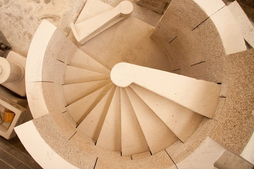 Fotografía de una escalera hecha en granito por Rodrigo G. Xiráldez, maestro cantero de PEDRA.