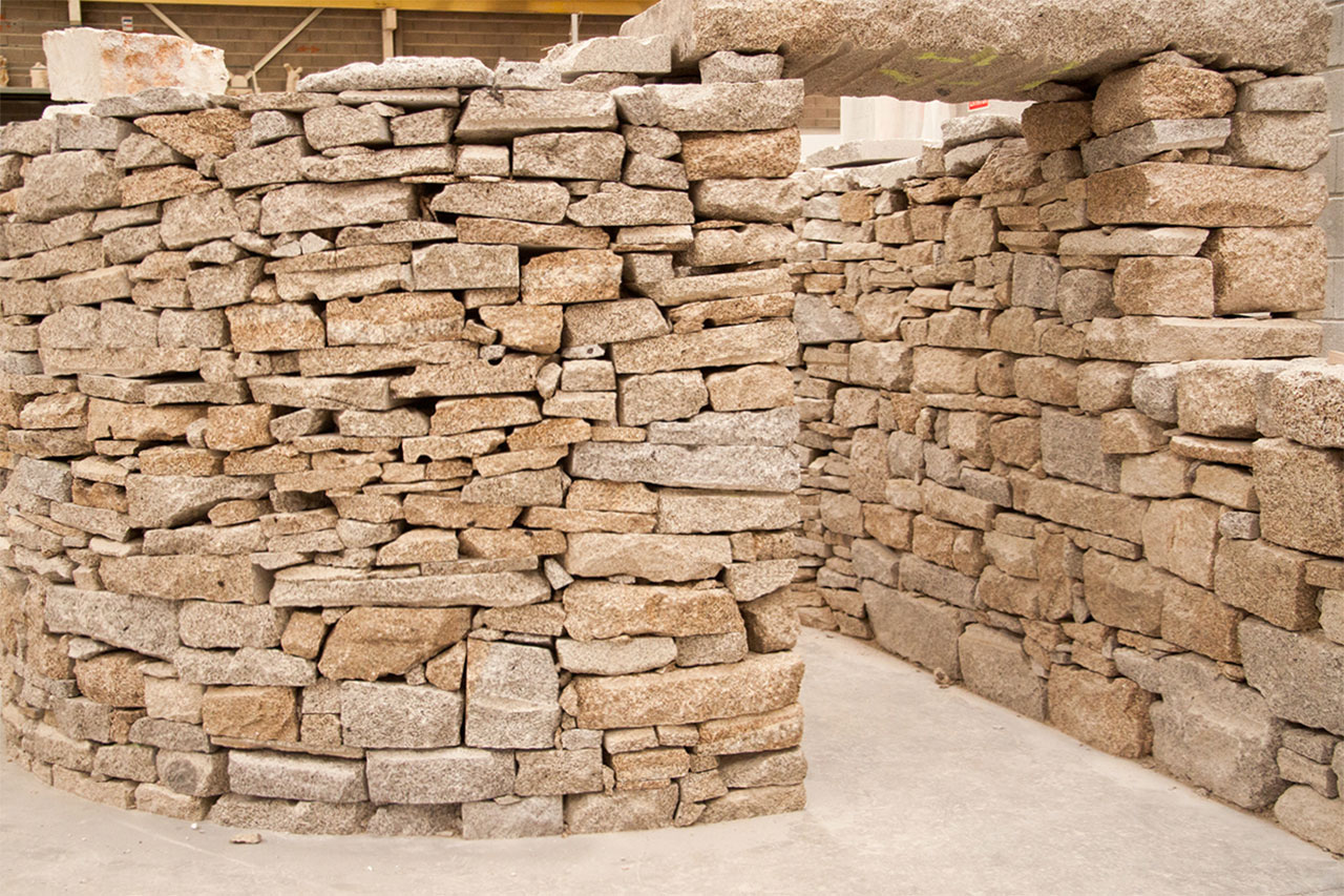 Fotografía de los muros de piedra de la Colección Xarua de Pedra Stone Design Projects.
