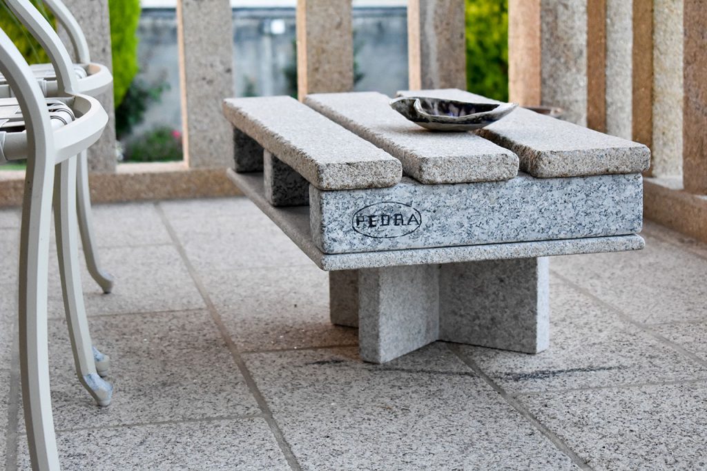 Fotografía de una mesa de granito de la Colección Baltra de Pedra Design Stone Projects,