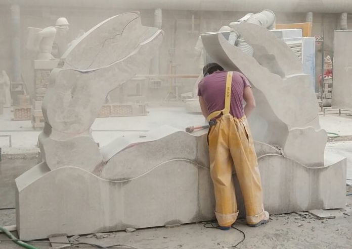 Fotografía de Rodrigo G. Xiráldez tallando una escultura.