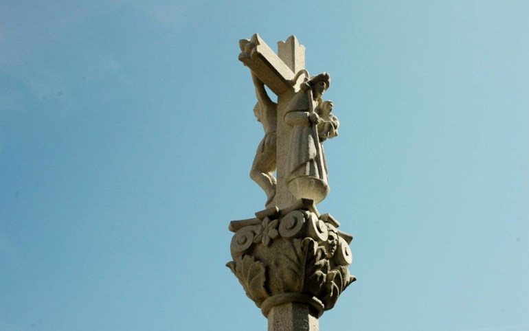 Fotografía del cruceiro Virgen de la Peregrina restaurado por Rodrigo G. Xiráldez.