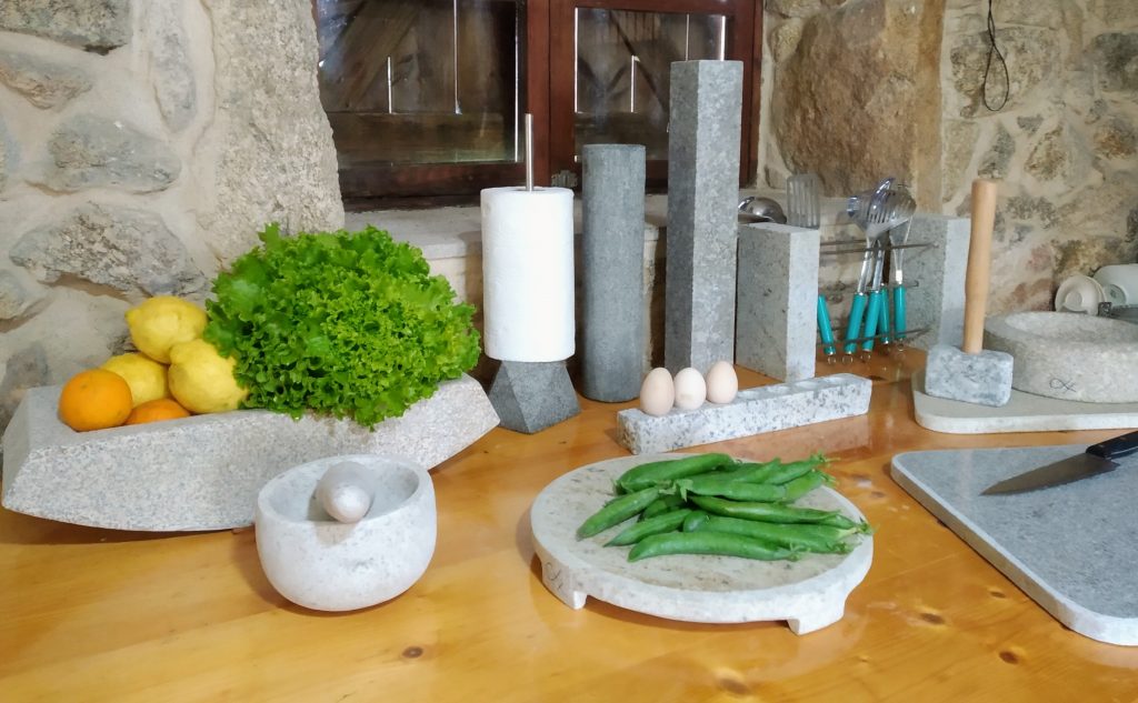 Fotografía de utensilios de cocina hechos con granito de la Colección Xantare de PEDRA.