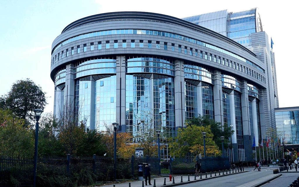 Fotografía de la sede del Parlamento Europeo en Bruselas, un edificio construido con placas de granito gallego.