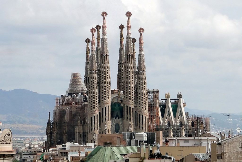 Fotografía de la Sagrada Familia, iglesia construida con tres variedades de granito gallego.