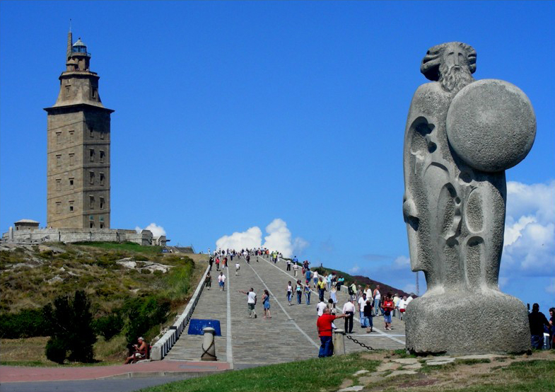 Fotografía de la escultura de Breogán / Wikimedia Commons.