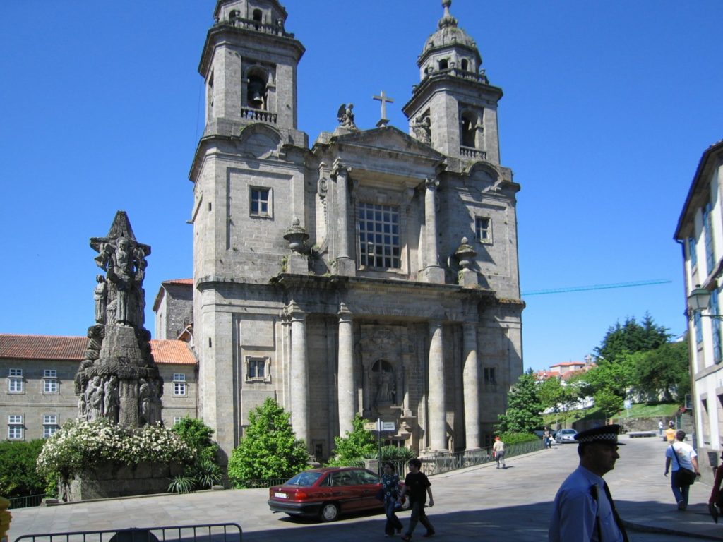 Fotografía del convento de San Francisco con el monumento a su izquierda / Wikimedia Commons.