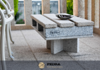 Fotografía de una mesa de granito de la Colección Baltra del taller de escultura PEDRA.