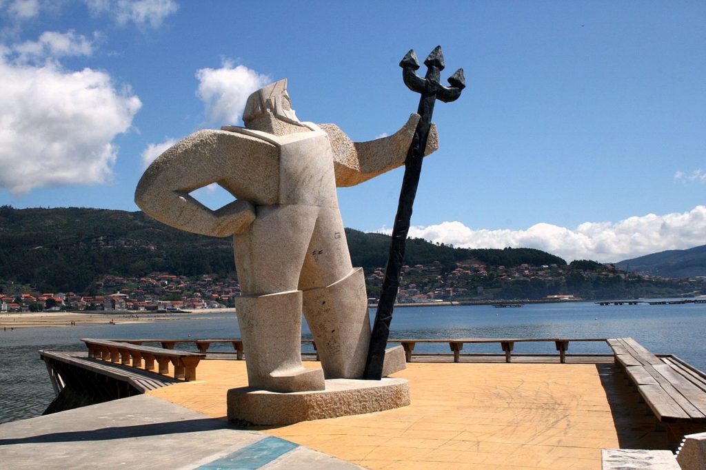 Fotografía de la escultura O Fisgón / Wikimedia Commons.