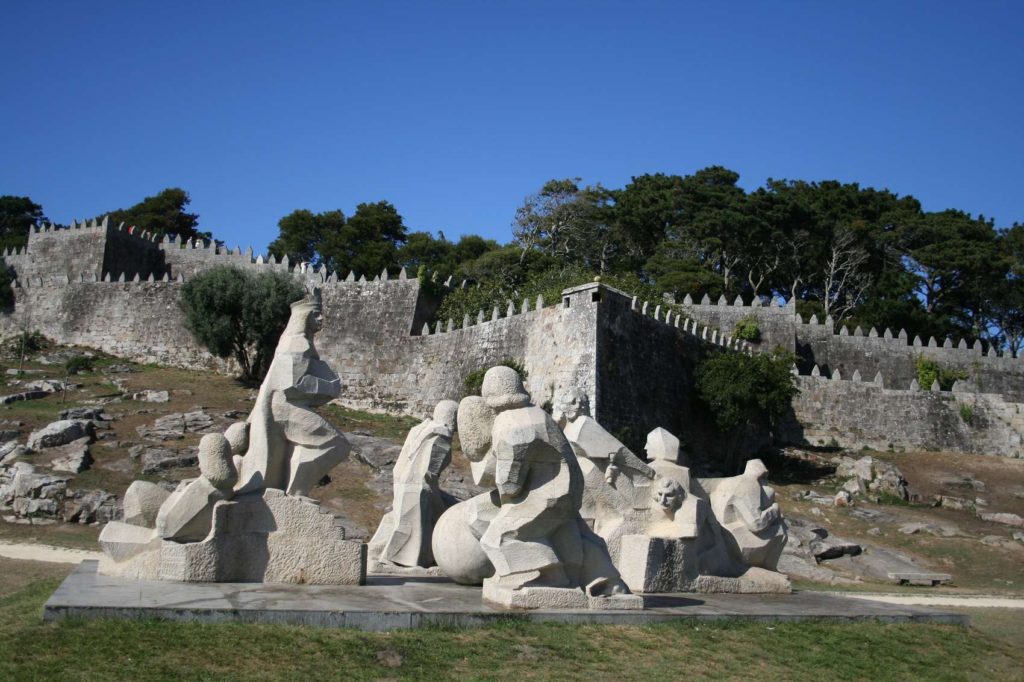 Fotografía del Monumento del Encuentro entre dos mundos / Wikimedia Commons. 