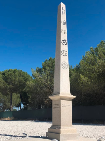 Fotografía de un obelisco elaborado por Rodrigo G. Xiráldez.