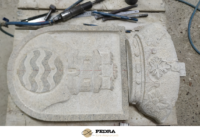 Un escudo heráldico en piedra del taller PEDRA Stone Design Projects.