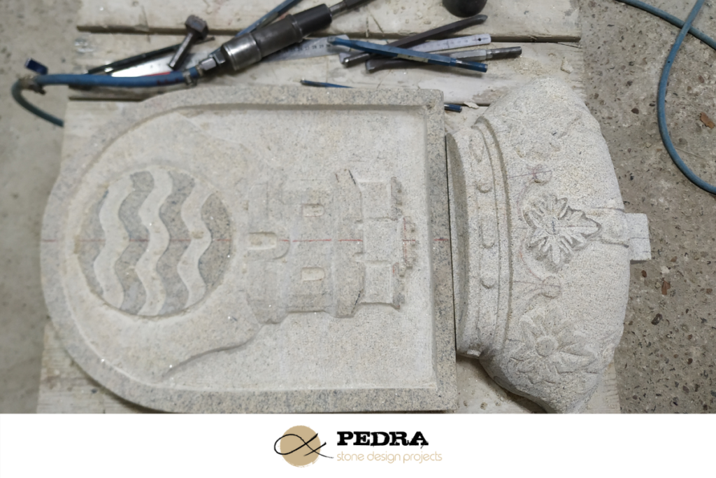 Fotografía de un escudo heráldico en piedra elaborado por PEDRA Stone Design Projects.
