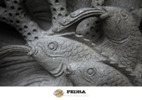 Fotografía de una escultura de un pez en granito.