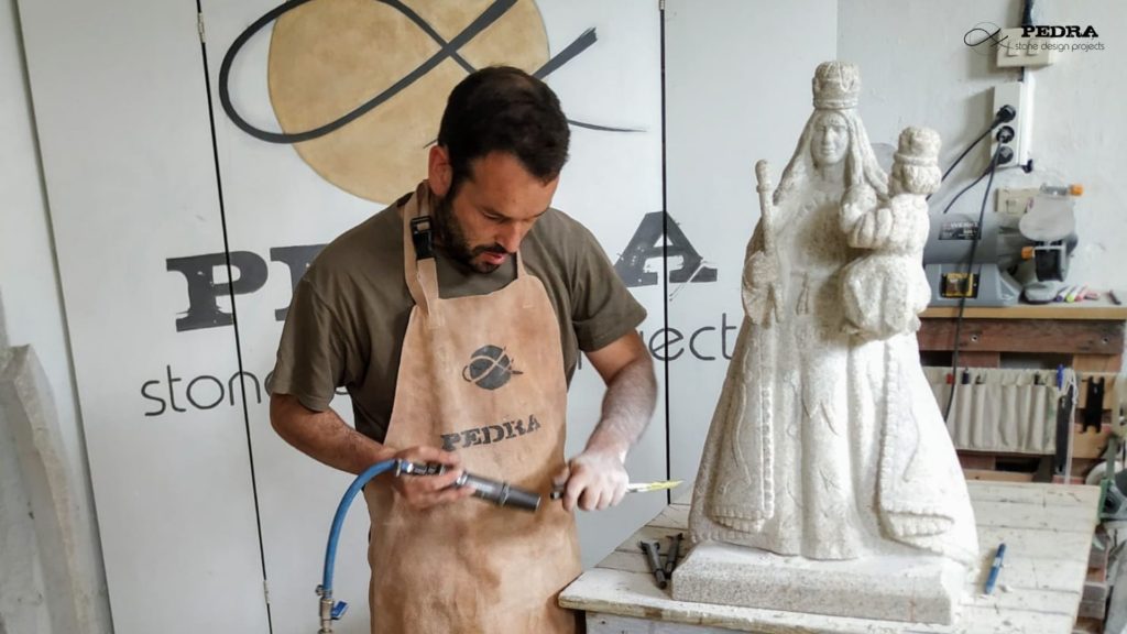 Fotografía de Rodrigo G. Xiráldez elaborando una escultura religiosa para jardín.