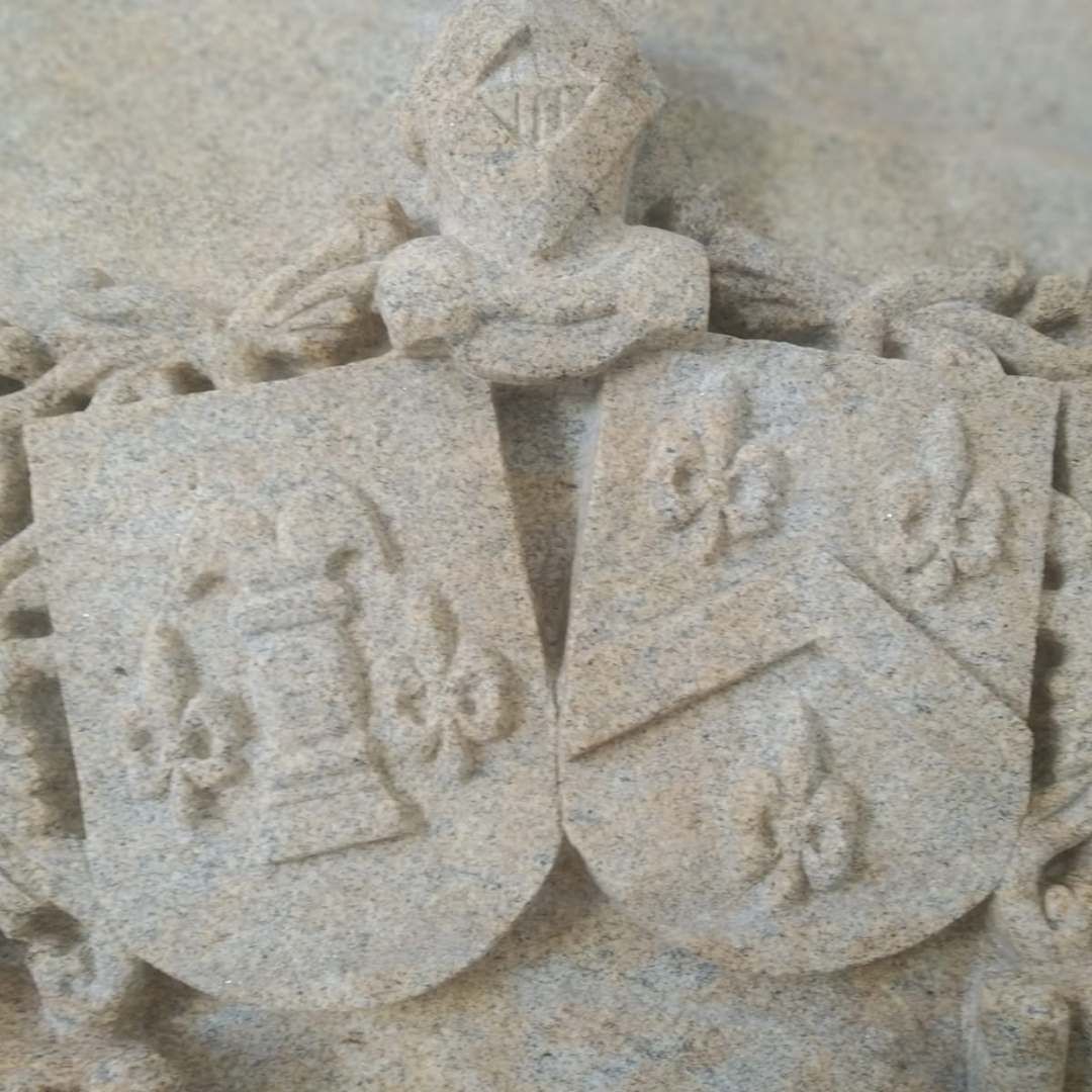 Escudos heráldicos dobles: así se hace en piedra esta escultura compleja