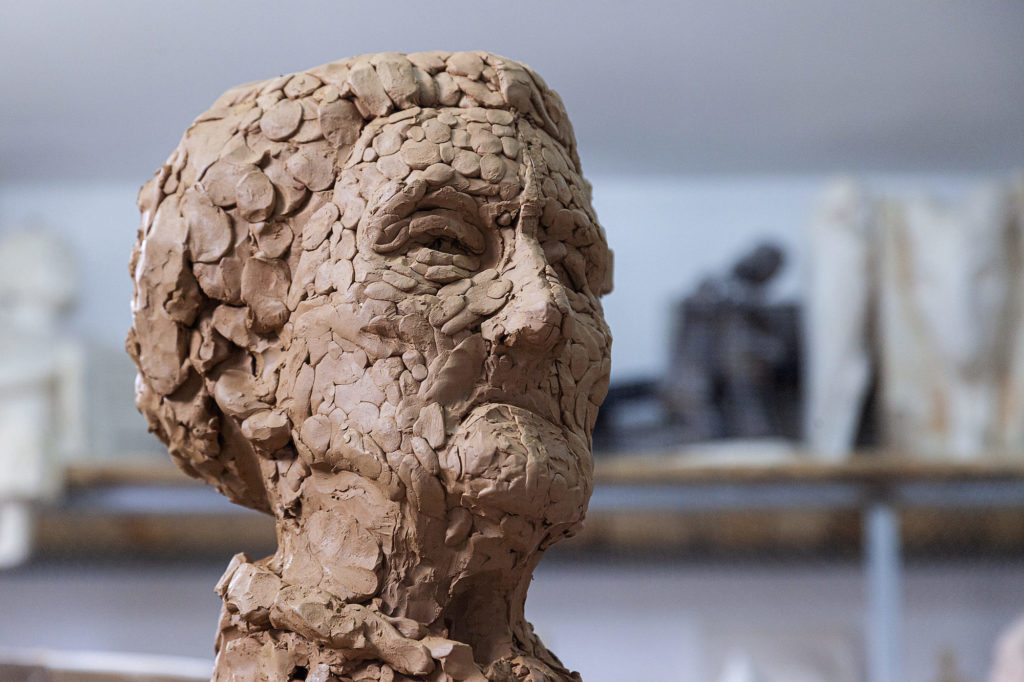 Modelado de un busto en arcilla por parte del escultor Rodrigo G. Xiráldez.