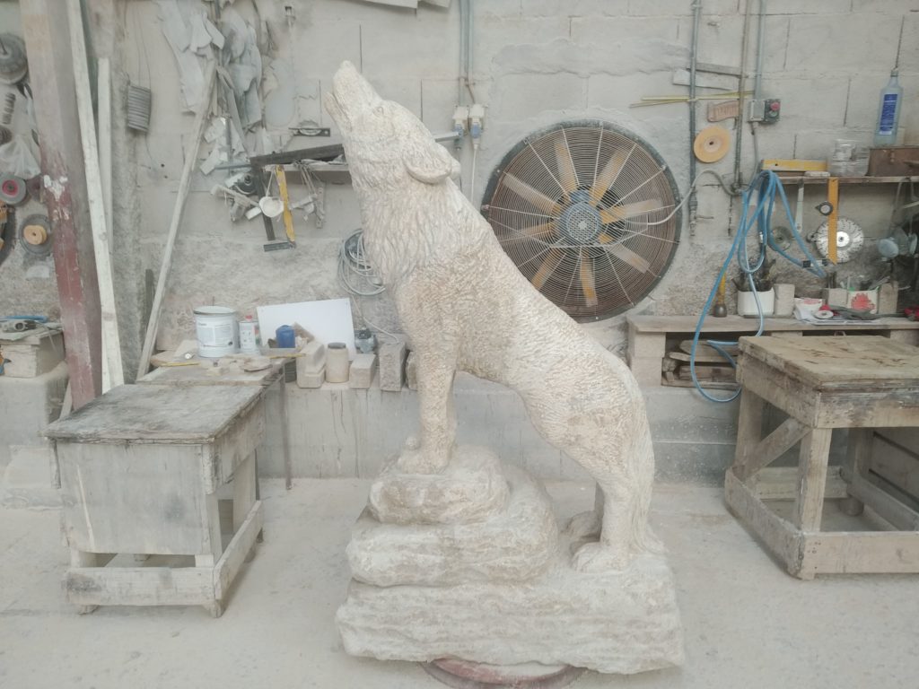 Estatua de un lobo elaborado por Rodrigo G. Xiráldez. 