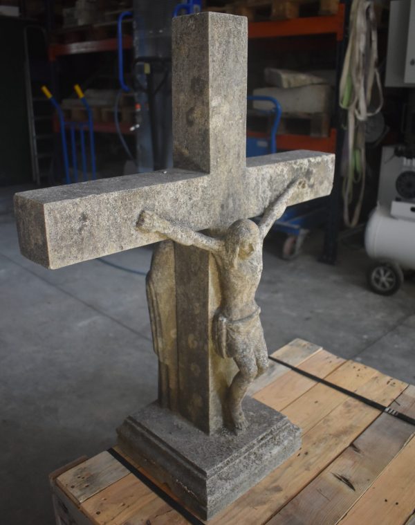 Cruz de piedra envejecida