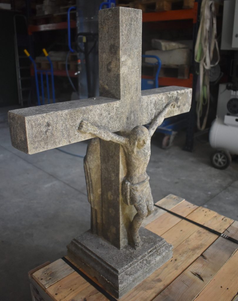 Cruz de piedra envejecida