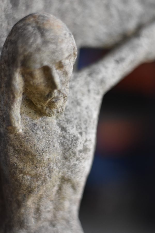 Cruz de piedra envejecida