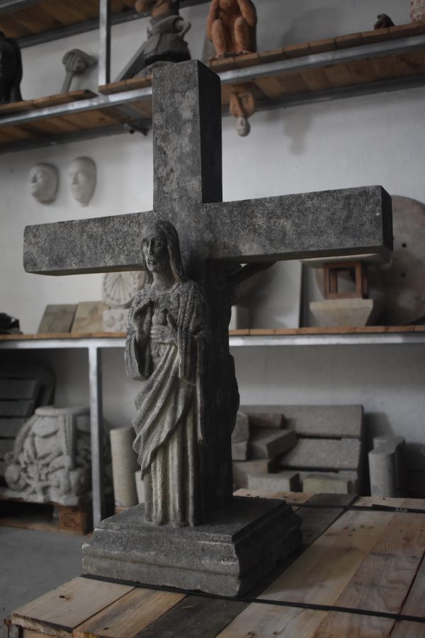 Cruz de piedra envejecida