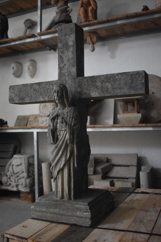 Cruz de piedra envejecida